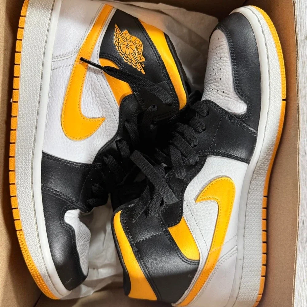 2020 Wmns Air Jordan 1 Mid SE Black, white, and yellow
